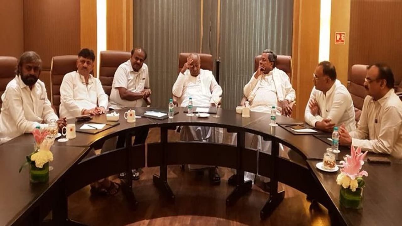 ಸಿದ್ದರಾಮಯ್ಯ ಹೇಳಿದ ಕಡೆ ನಿಲ್ತೇನೆ ಎನ್ನುವ ದೊಡ್ಡಗೌಡ್ರ ಹೇಳಿಕೆ ಹಿಂದಿನ ಅಸಲಿ ಕಾರಣ...? ಸಿದ್ದರಾಮಯ್ಯ ಹೇಳಿದ ಕಡೆ ನಿಲ್ತೇನೆ ಎನ್ನುವ ದೊಡ್ಡಗೌಡ್ರ ಹೇಳಿಕೆ ಹಿಂದಿನ ಅಸಲಿ ಕಾರಣ...?