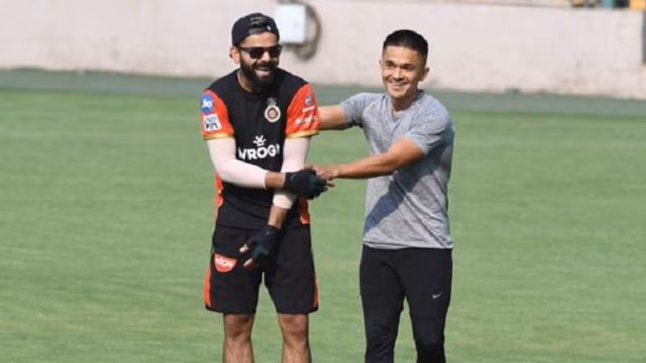 ಆರ್ಸಿಬಿ ಅಭ್ಯಾಸ ಶಿಬಿರಕ್ಕೆ ಸುನಿಲ್ ಚೆಟ್ರಿ ಅತಿಥಿ! ಆರ್ಸಿಬಿ ಅಭ್ಯಾಸ ಶಿಬಿರಕ್ಕೆ ಸುನಿಲ್ ಚೆಟ್ರಿ ಅತಿಥಿ!