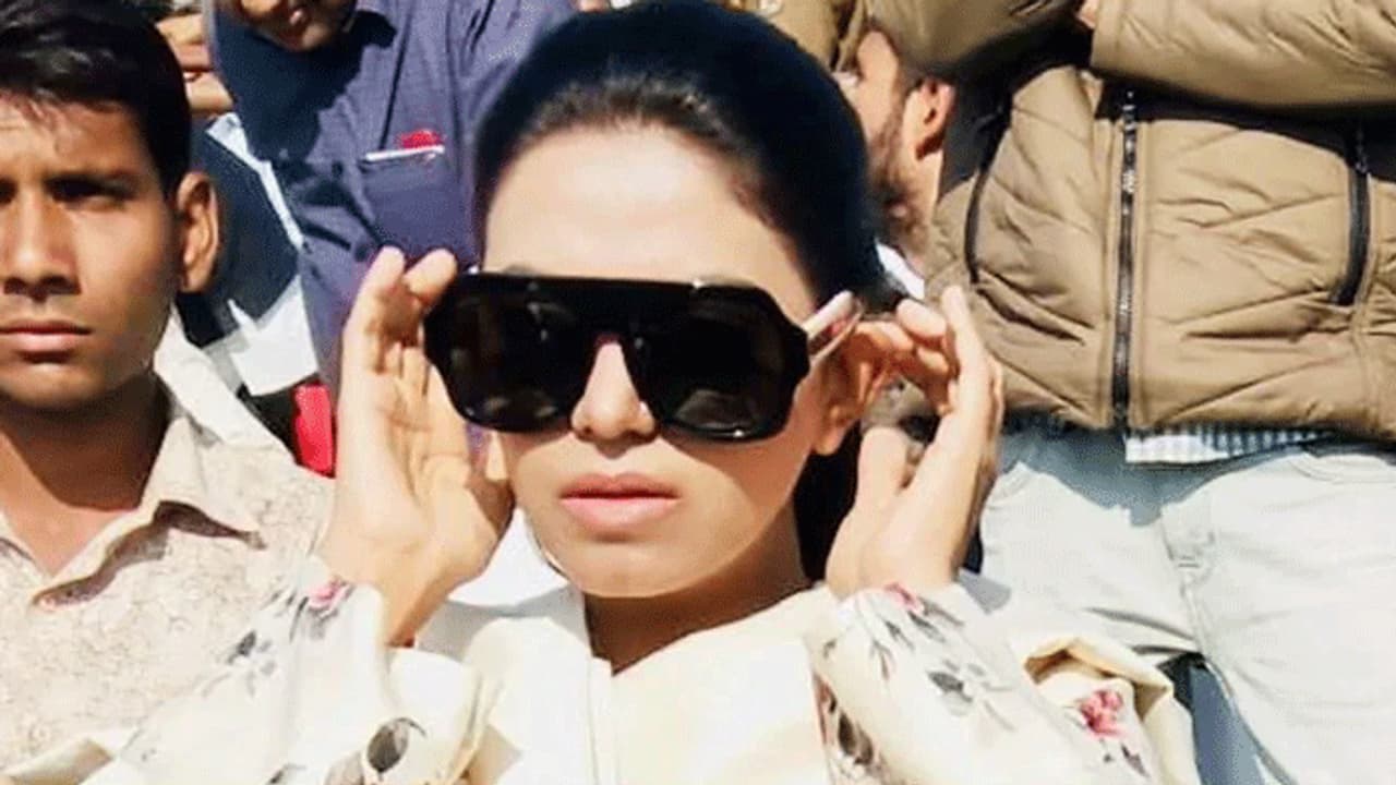 మహిళా సర్పంచిని అవమానించిన కాంగ్రెస్ ఎమ్మెల్యే మహిళా సర్పంచిని అవమానించిన కాంగ్రెస్ ఎమ్మెల్యే