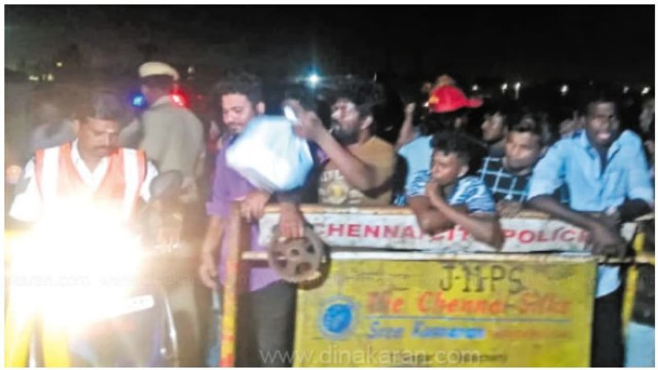 ’விஜய் 63’ ஷூட்டிங்கை வேடிக்கை பார்க்கவந்த ரசிகர்கள் மீது போலீஸ் வெறித்தாக்குதல்... ’விஜய் 63’ ஷூட்டிங்கை வேடிக்கை பார்க்கவந்த ரசிகர்கள் மீது போலீஸ் வெறித்தாக்குதல்...
