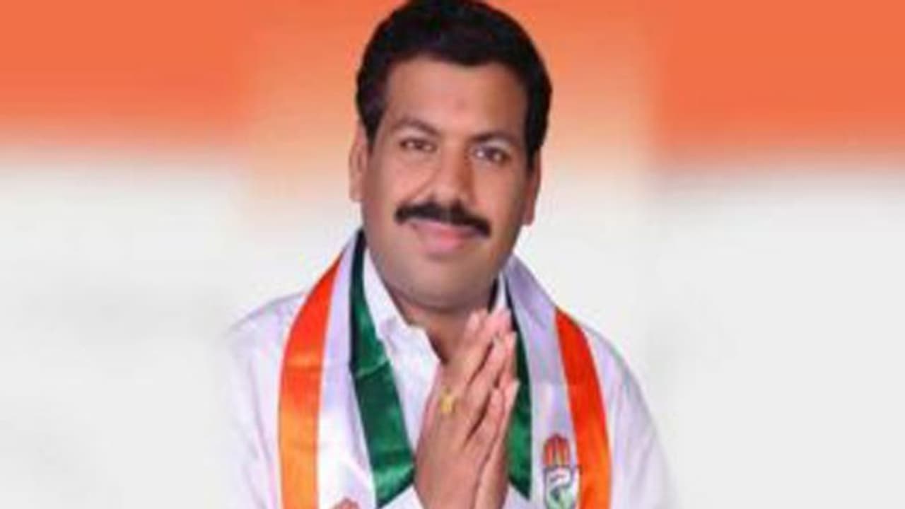 కాంగ్రెస్కు దెబ్బ మీద దెబ్బ: కేసీఆర్తో భేటీ, కారెక్కనున్న మరో ఎమ్మెల్యే కాంగ్రెస్కు దెబ్బ మీద దెబ్బ: కేసీఆర్తో భేటీ, కారెక్కనున్న మరో ఎమ్మెల్యే