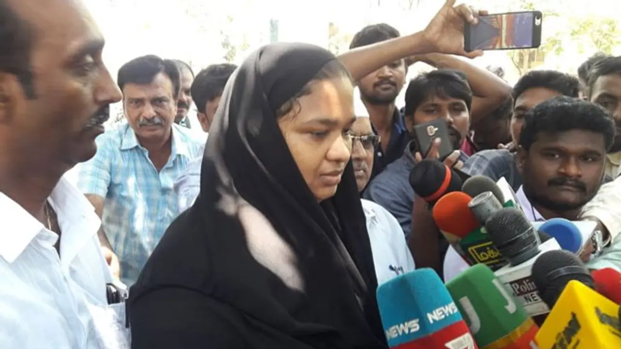 ’திமுக மிரட்டுகிறது...’ ஆ.ராசா மீது சாதிக் பாட்சா மனைவி பரபரப்பு புகார்..! ’திமுக மிரட்டுகிறது...’ ஆ.ராசா மீது சாதிக் பாட்சா மனைவி பரபரப்பு புகார்..!