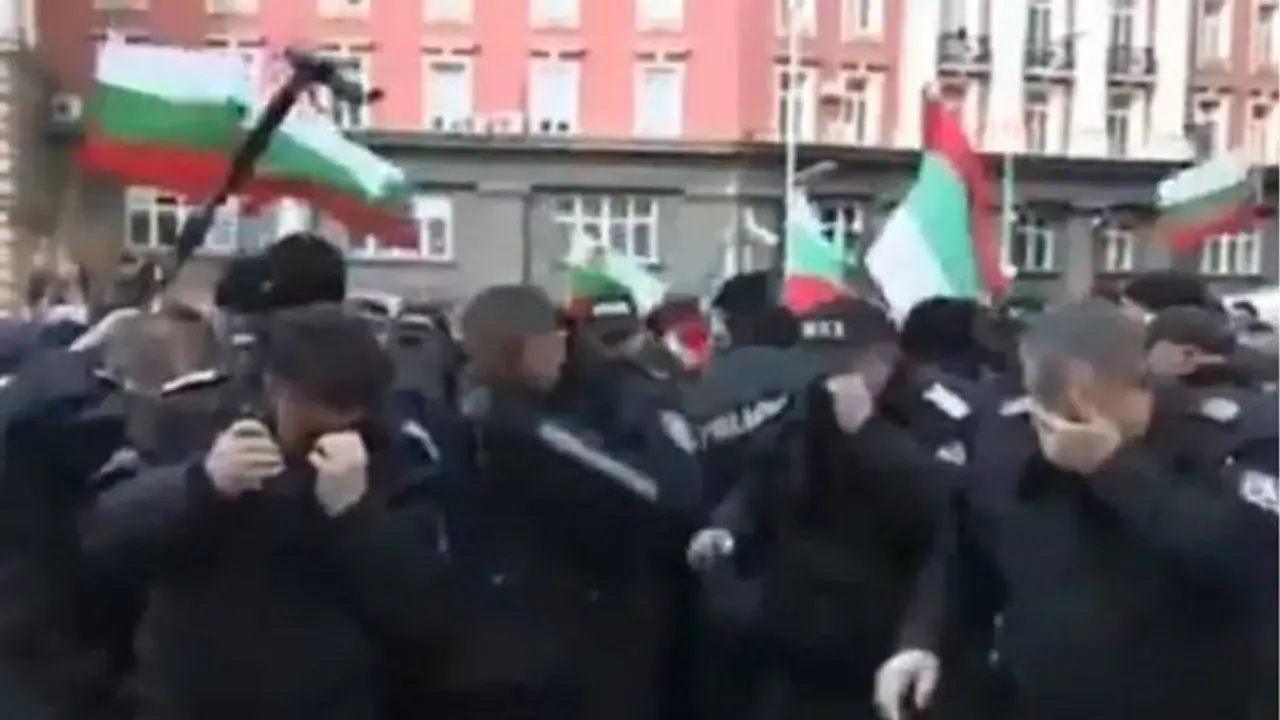 ಪ್ರತಿಭಟನಾಕಾರರ ಬದಲು ತಮ್ಮ ಮೇಲೆಯೇ ಪೆಪ್ಪರ್ ಸ್ಪ್ರೇ ಸಿಂಪಡಿಸಿಕೊಂಡ ಪೊಲೀಸರು! ಪ್ರತಿಭಟನಾಕಾರರ ಬದಲು ತಮ್ಮ ಮೇಲೆಯೇ ಪೆಪ್ಪರ್ ಸ್ಪ್ರೇ ಸಿಂಪಡಿಸಿಕೊಂಡ ಪೊಲೀಸರು!