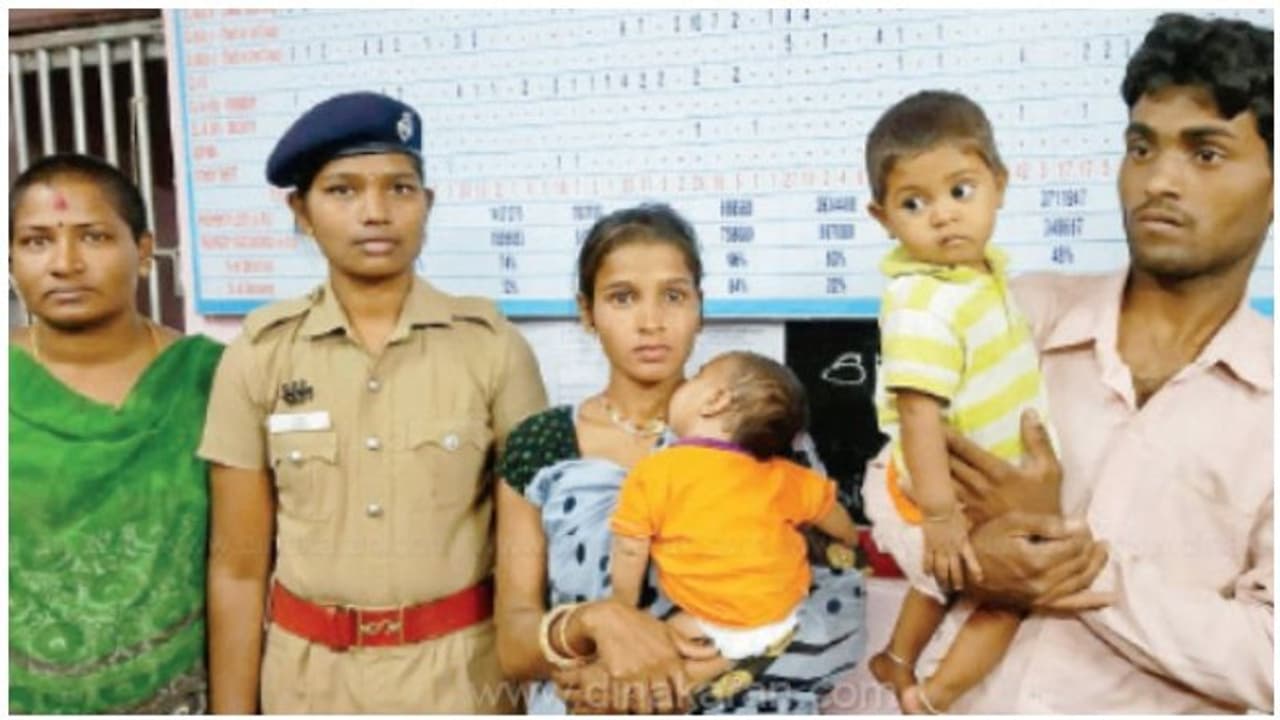 ஒன்றரை வயது பெண் குழந்தையை ரயிலில் ஏற்றிவிட்ட அப்பா..! திடுக்கிடும் சம்பவம்..! ஒன்றரை வயது பெண் குழந்தையை ரயிலில் ஏற்றிவிட்ட அப்பா..! திடுக்கிடும் சம்பவம்..!