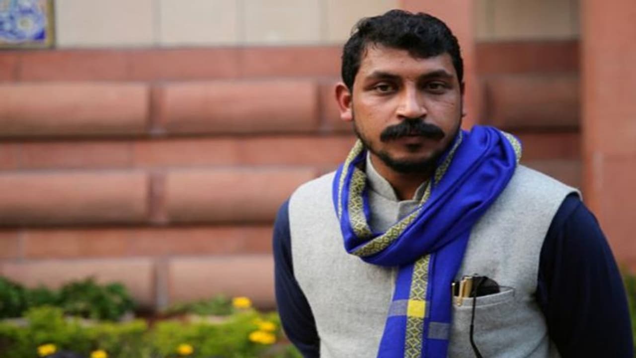 योगी के खिलाफ गोरखपुर शहर सीट से मैदान में थे भीम आर्मी के चीफ चंद्रशेखर, मिली करारी हार योगी के खिलाफ गोरखपुर शहर सीट से मैदान में थे भीम आर्मी के चीफ चंद्रशेखर, मिली करारी हार