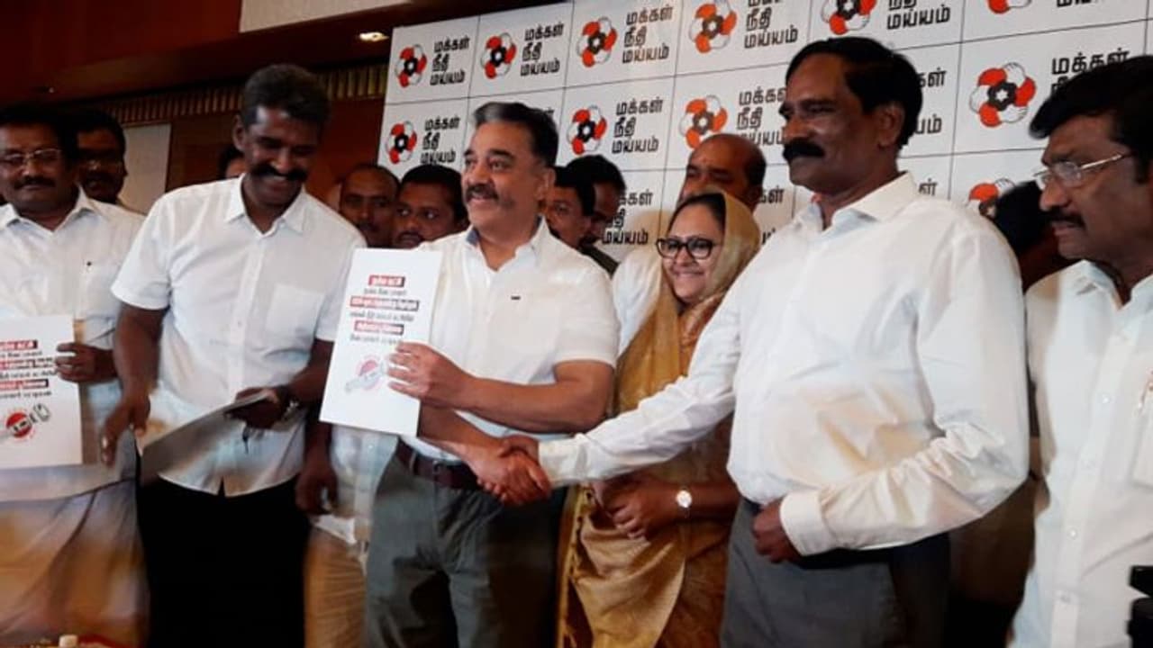 தான் போட்டியிடும் தொகுதியை சஸ்பென்சில் வைத்து 21 தொகுதி வேட்பாளர் பட்டியலை வெளியிட்ட கமல்... தான் போட்டியிடும் தொகுதியை சஸ்பென்சில் வைத்து 21 தொகுதி வேட்பாளர் பட்டியலை வெளியிட்ட கமல்...