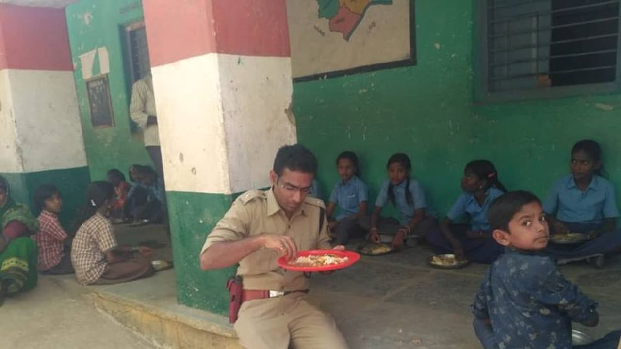 ರಾಯಚೂರು: ವಿದ್ಯಾರ್ಥಿಗಳ ಜತೆ ಬಿಸಿಊಟ ಸೇವಿಸಿ ಸರಳತೆ ಮೆರೆದ IPS ಆಫೀಸರ್ ರಾಯಚೂರು: ವಿದ್ಯಾರ್ಥಿಗಳ ಜತೆ ಬಿಸಿಊಟ ಸೇವಿಸಿ ಸರಳತೆ ಮೆರೆದ IPS ಆಫೀಸರ್