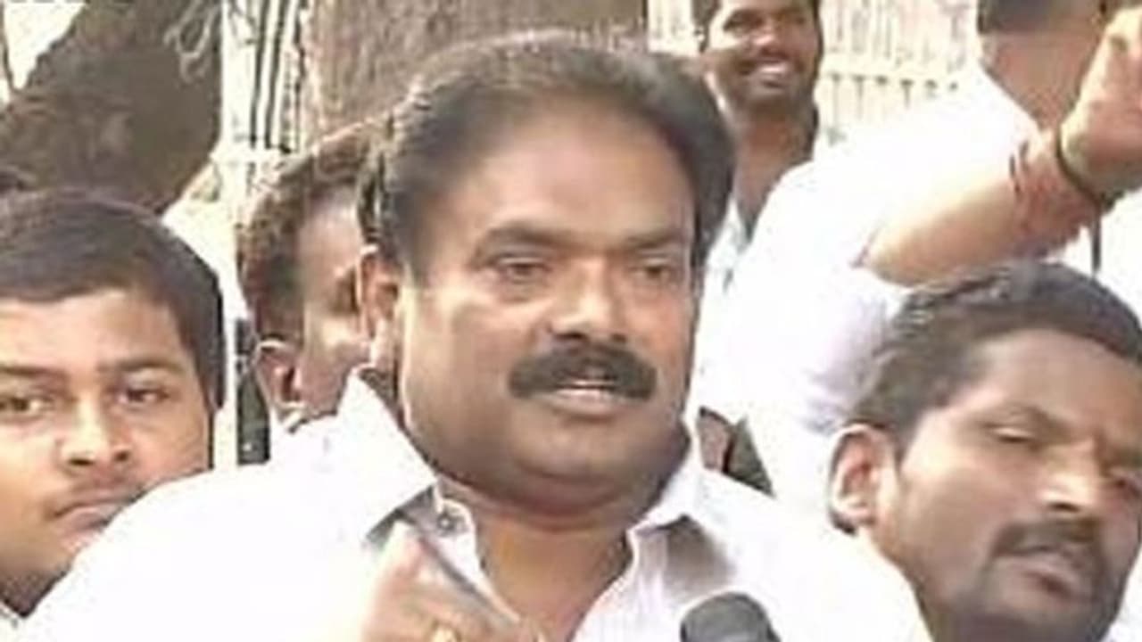 டி.டி.வி.யின் முக்கிய தளபதி அதிரடி நீக்கம் !! கலைராஜன் நீக்கத்தால் அமுகவில் அதிர்ச்சி !! டி.டி.வி.யின் முக்கிய தளபதி அதிரடி நீக்கம் !! கலைராஜன் நீக்கத்தால் அமுகவில் அதிர்ச்சி !!