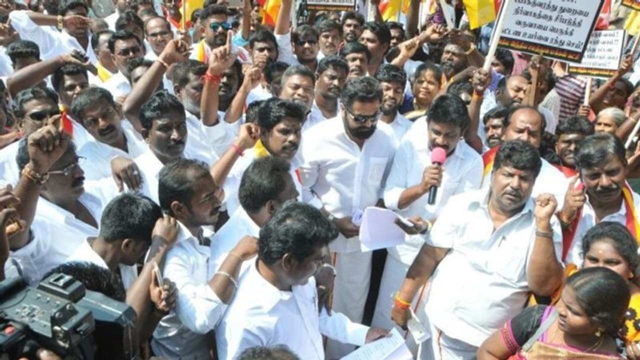 மாவட்ட செயலாளர்கள் 4 பேர் ஓட்டம்... தனித்து போட்டியிடும் சரத்குமாருக்கு வந்த சோதனை..! மாவட்ட செயலாளர்கள் 4 பேர் ஓட்டம்... தனித்து போட்டியிடும் சரத்குமாருக்கு வந்த சோதனை..!