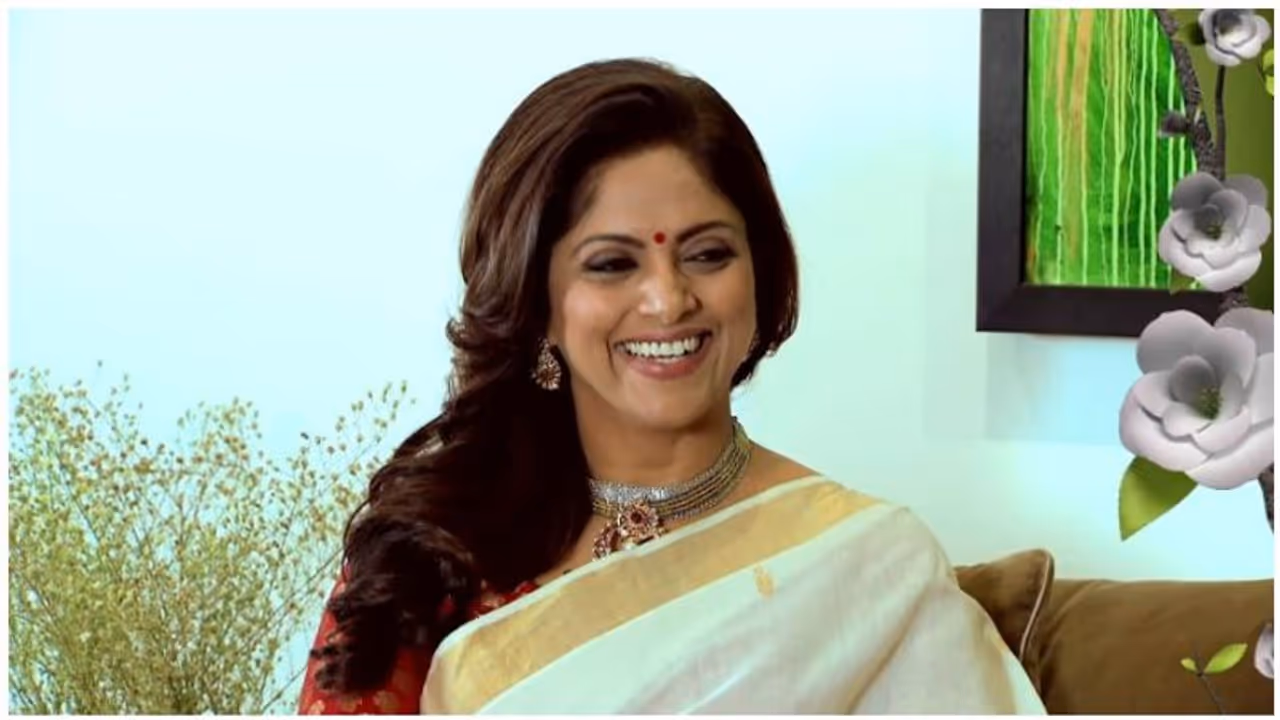 'ரோஜா'வால் சீரியலுக்கு வந்த நடிகை நதியா! 'ரோஜா'வால் சீரியலுக்கு வந்த நடிகை நதியா!