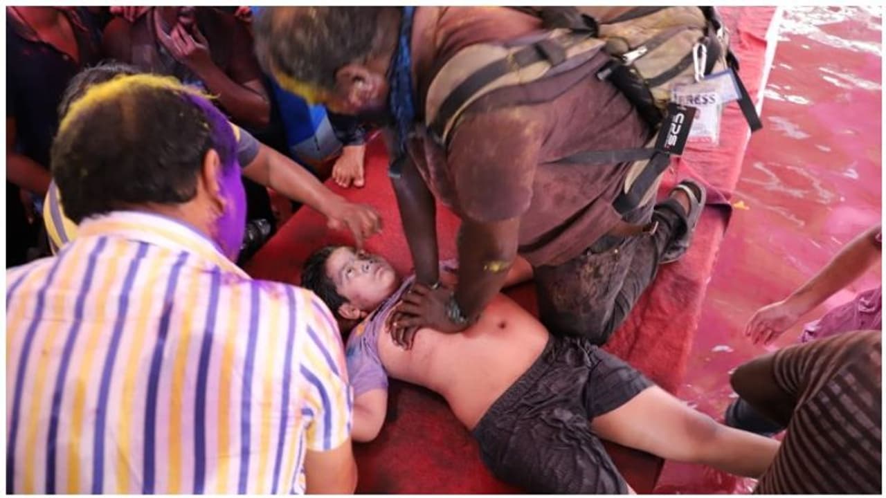 ஹோலி பண்டிகை..! தண்ணீர் தொட்டியில் தவறி விழுந்த சிறுவன்..! CPR கொடுத்து உயிரை காப்பாற்றிய போட்டோகிராபர்..! குவியும் பாராட்டு..! ஹோலி பண்டிகை..! தண்ணீர் தொட்டியில் தவறி விழுந்த சிறுவன்..! CPR கொடுத்து உயிரை காப்பாற்றிய போட்டோகிராபர்..! குவியும் பாராட்டு..!