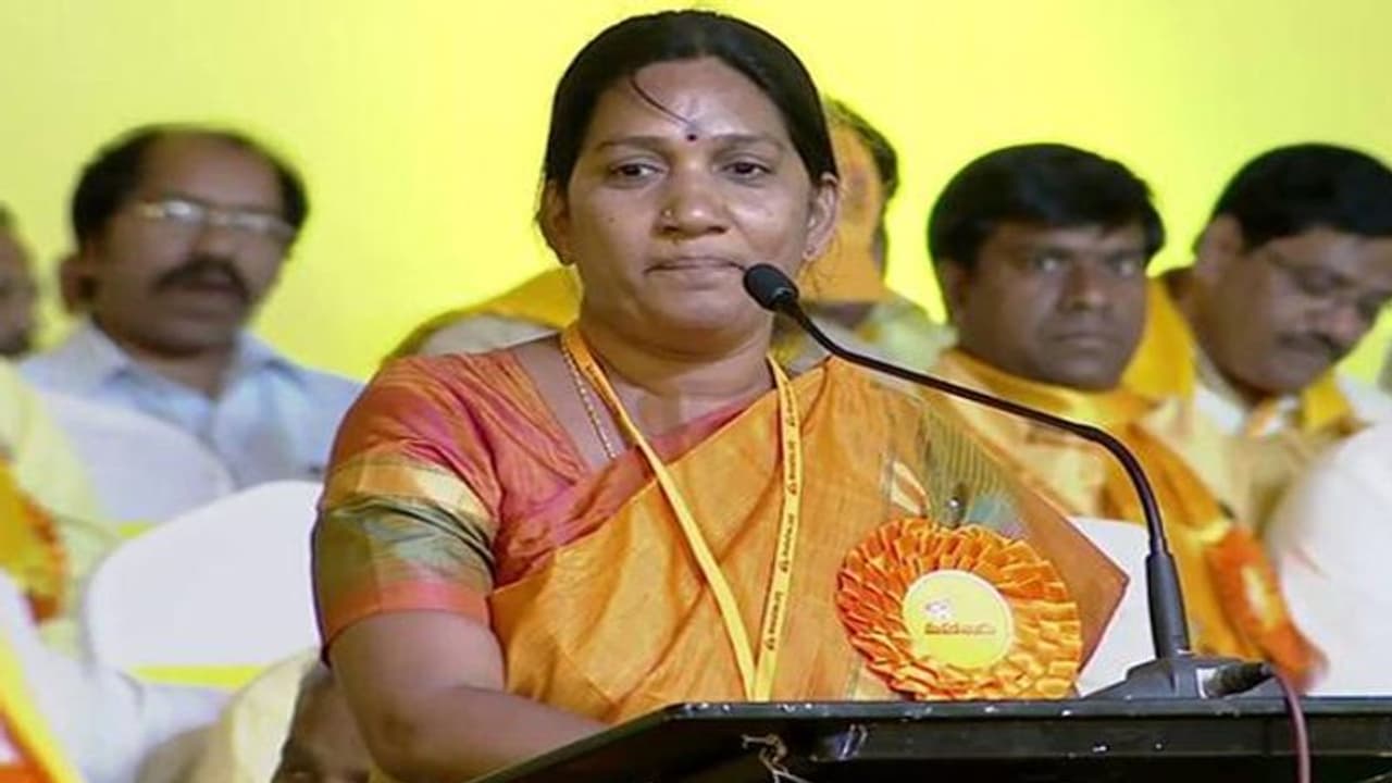 టిడిపికి మరో షాక్: కారెక్కడానికి సిద్దమైన రాష్ట్ర తెలుగు మహిళా అధ్యక్షురాలు టిడిపికి మరో షాక్: కారెక్కడానికి సిద్దమైన రాష్ట్ర తెలుగు మహిళా అధ్యక్షురాలు