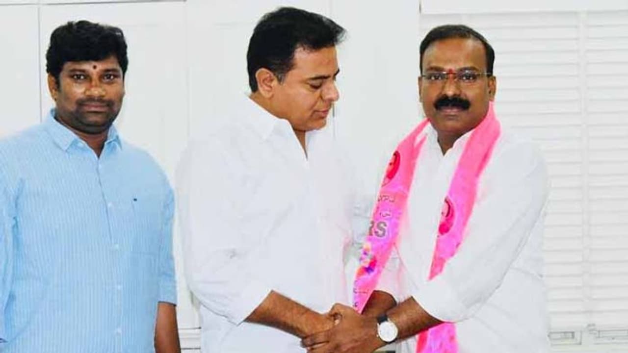 తెలంగాణ కాంగ్రెస్‌కు మరో షాక్: టీఆర్‌‌ఎస్‌లోకి మాజీ ఎమ్మెల్యే