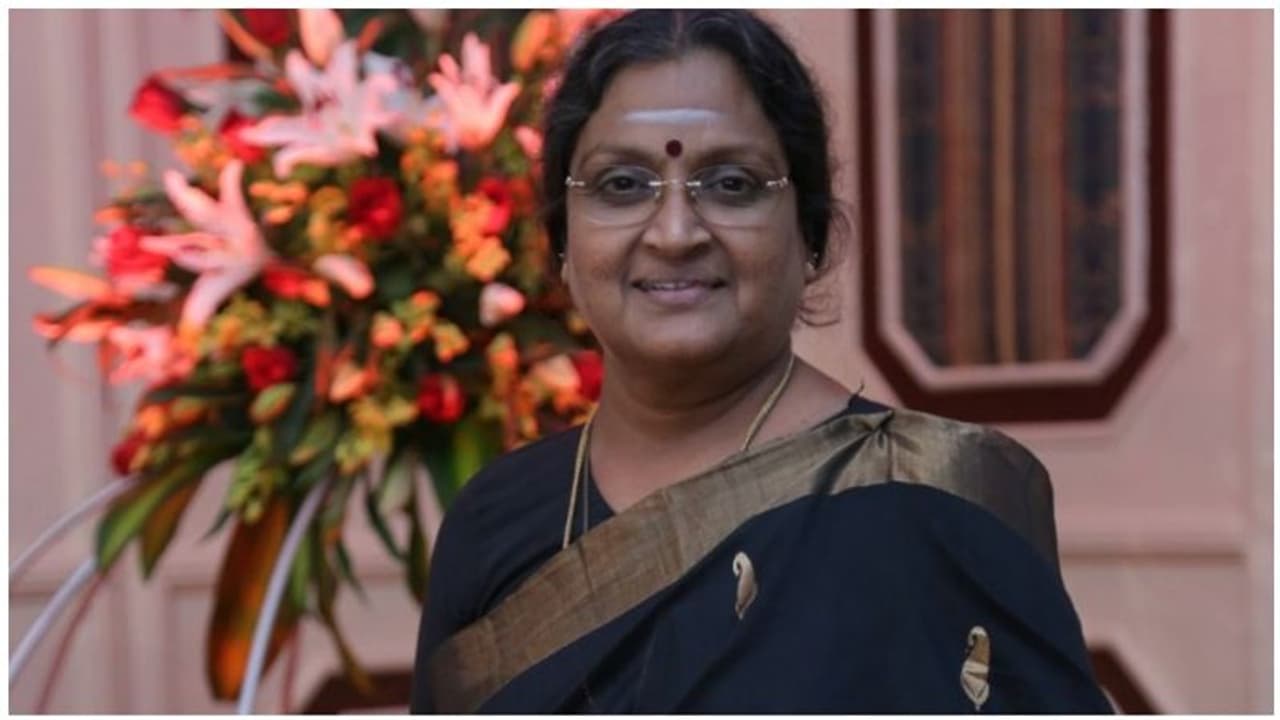 ரஜினியை திட்டியதால் ரயிலை வழிமறித்த ரசிகர்கள்...மன்னிப்பு கேட்ட வடிவுக்கரசி 