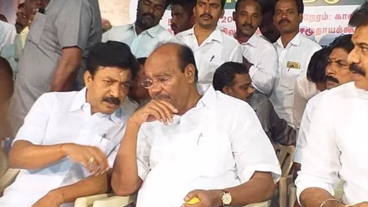 'பாமக இல்லையென்றால் அதிமுக கிடையாது...' ராமதாஸிடம் சரண்டரான பரம எதிரி அதிமுக அமைச்சர்..! 'பாமக இல்லையென்றால் அதிமுக கிடையாது...' ராமதாஸிடம் சரண்டரான பரம எதிரி அதிமுக அமைச்சர்..!