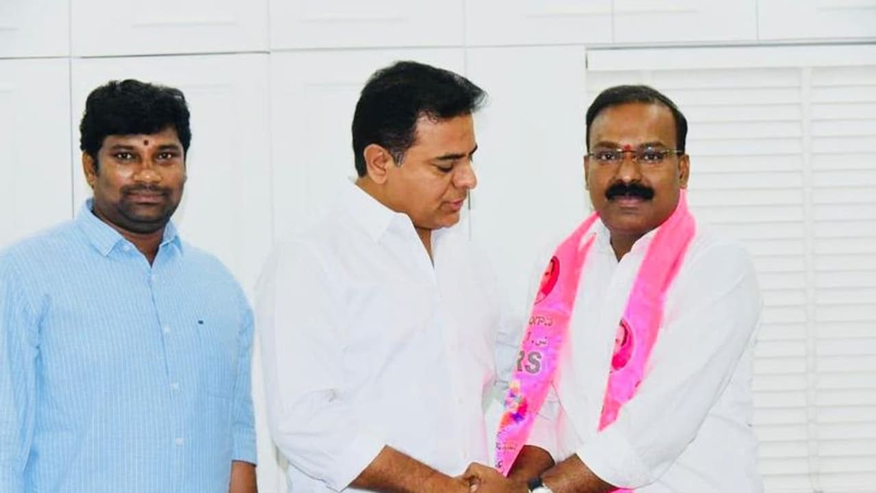 వివేక్కు ఎసరు: జంప్ జిలానీకి పెద్దపల్లి టీఆర్ఎస్ ఎంపీ టిక్కెట్టు? వివేక్కు ఎసరు: జంప్ జిలానీకి పెద్దపల్లి టీఆర్ఎస్ ఎంపీ టిక్కెట్టు?