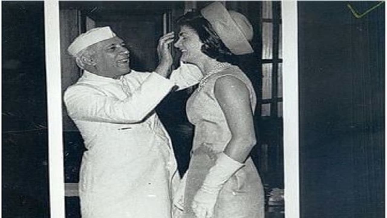 ಜಾಕ್ವಲಿನ್ ಕೆನಡಿ ಜೊತೆ ಹೋಳಿ ಆಡಿದ್ದ ನೆಹರು: ಫೋಟೋ ಹರಿಬಿಟ್ಟ ಅಮೆರಿಕ ಜಾಕ್ವಲಿನ್ ಕೆನಡಿ ಜೊತೆ ಹೋಳಿ ಆಡಿದ್ದ ನೆಹರು: ಫೋಟೋ ಹರಿಬಿಟ್ಟ ಅಮೆರಿಕ