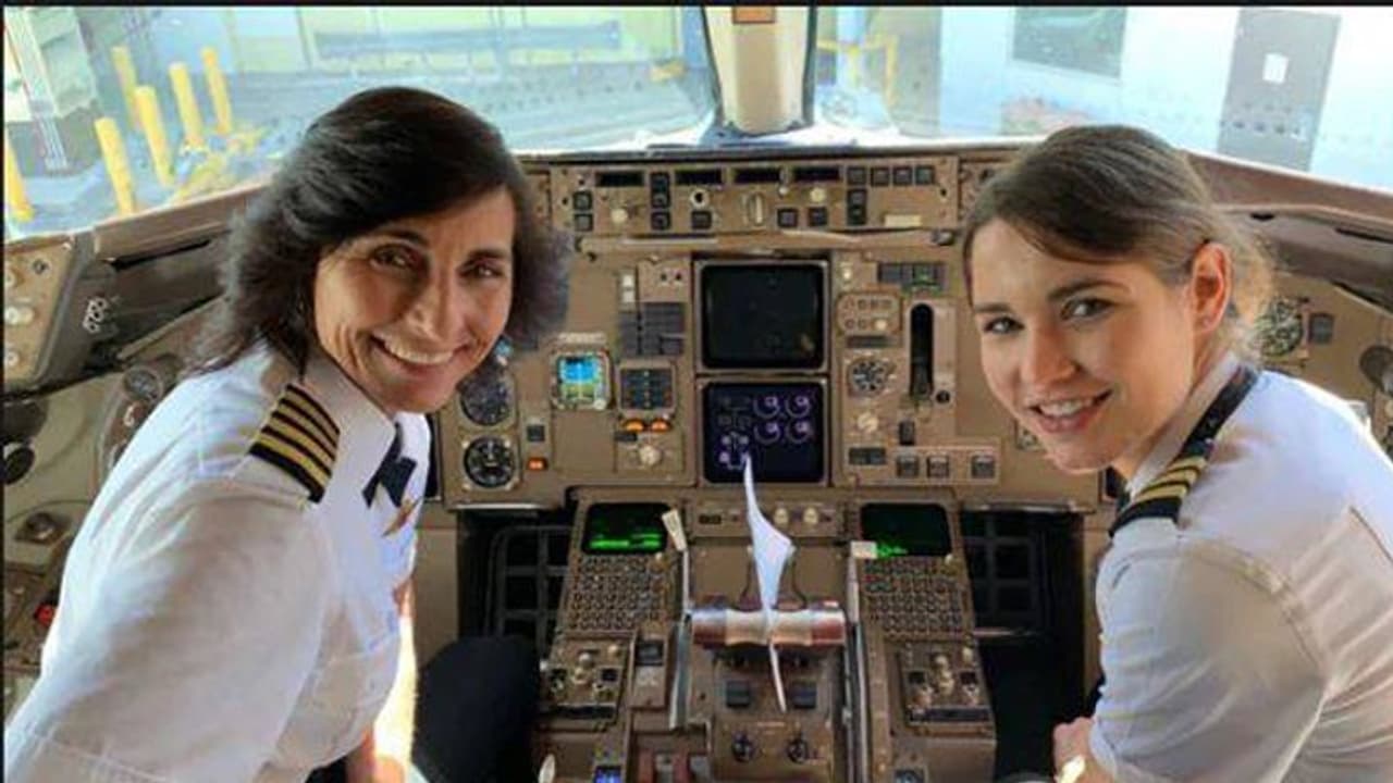 ഒരുമിച്ച് വിമാനം പറത്തി അമ്മയും മകളും; സ്ത്രീകൾക്ക് പ്രചോദനമെന്ന് ട്വിറ്റർ ഒരുമിച്ച് വിമാനം പറത്തി അമ്മയും മകളും; സ്ത്രീകൾക്ക് പ്രചോദനമെന്ന് ട്വിറ്റർ