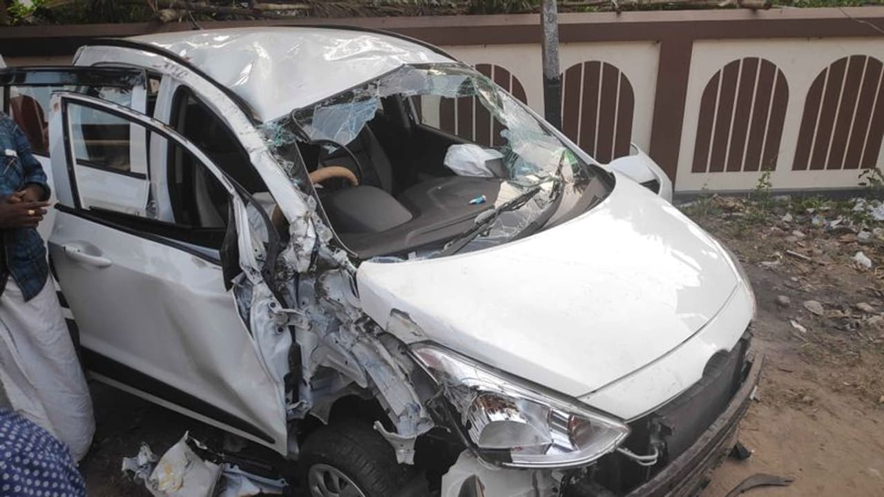 നിർത്തിയിട്ടിരുന്ന പിക്ക്അപ്പ് വാനിൽ കാറിടിച്ചു; നാലുപേർക്ക് പരിക്ക് നിർത്തിയിട്ടിരുന്ന പിക്ക്അപ്പ് വാനിൽ കാറിടിച്ചു; നാലുപേർക്ക് പരിക്ക്