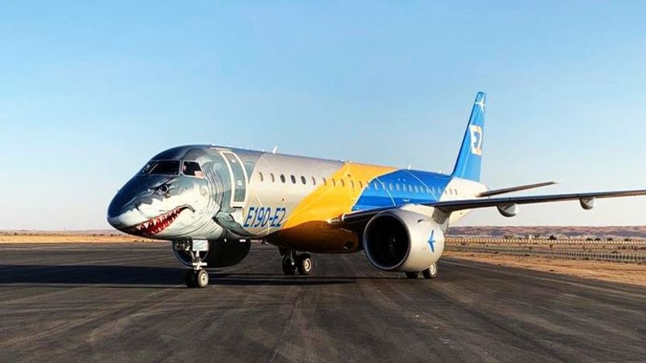 വിമാനത്താവളത്തില് പറന്നിറങ്ങിയ 'സ്രാവ്'! വിമാനത്താവളത്തില് പറന്നിറങ്ങിയ 'സ്രാവ്'!