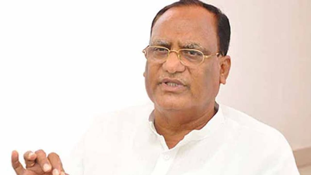 నల్గొండలో గుత్తాకు హ్యాండిచ్చిన కేసీఆర్... ఎమ్మెల్సీ టికెట్తో బుజ్జగింపులు నల్గొండలో గుత్తాకు హ్యాండిచ్చిన కేసీఆర్... ఎమ్మెల్సీ టికెట్తో బుజ్జగింపులు