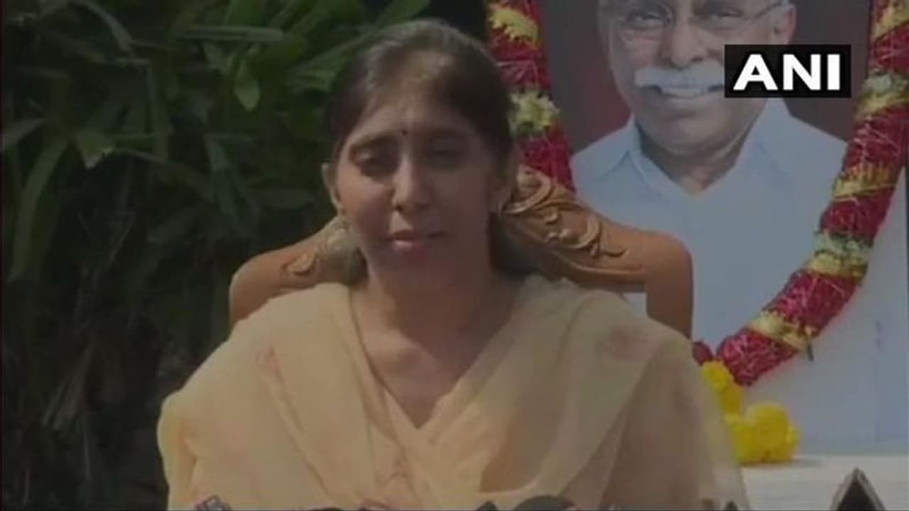 గుండెపోటు అని చెప్పిందెవరు: వైఎస్ వివేకా హత్యపై కూతురు సునీతా రెడ్డి గుండెపోటు అని చెప్పిందెవరు: వైఎస్ వివేకా హత్యపై కూతురు సునీతా రెడ్డి