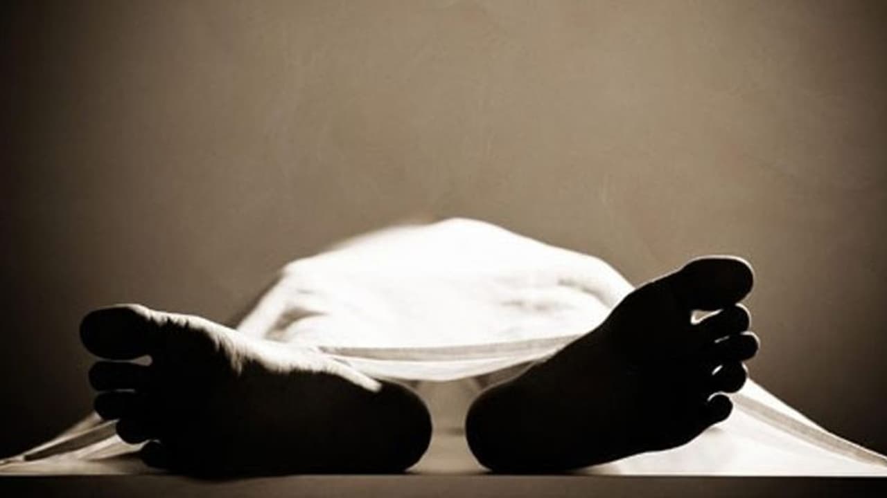 മലപ്പുറത്ത് മൃതദേഹം സംസ്കരിക്കുന്നതിനെച്ചൊല്ലി തര്ക്കം; ഒടുവില് മൃതദേഹം വഴിയില് ഉപേക്ഷിച്ച് ബന്ധുക്കള് മടങ്ങി മലപ്പുറത്ത് മൃതദേഹം സംസ്കരിക്കുന്നതിനെച്ചൊല്ലി തര്ക്കം; ഒടുവില് മൃതദേഹം വഴിയില് ഉപേക്ഷിച്ച് ബന്ധുക്കള് മടങ്ങി