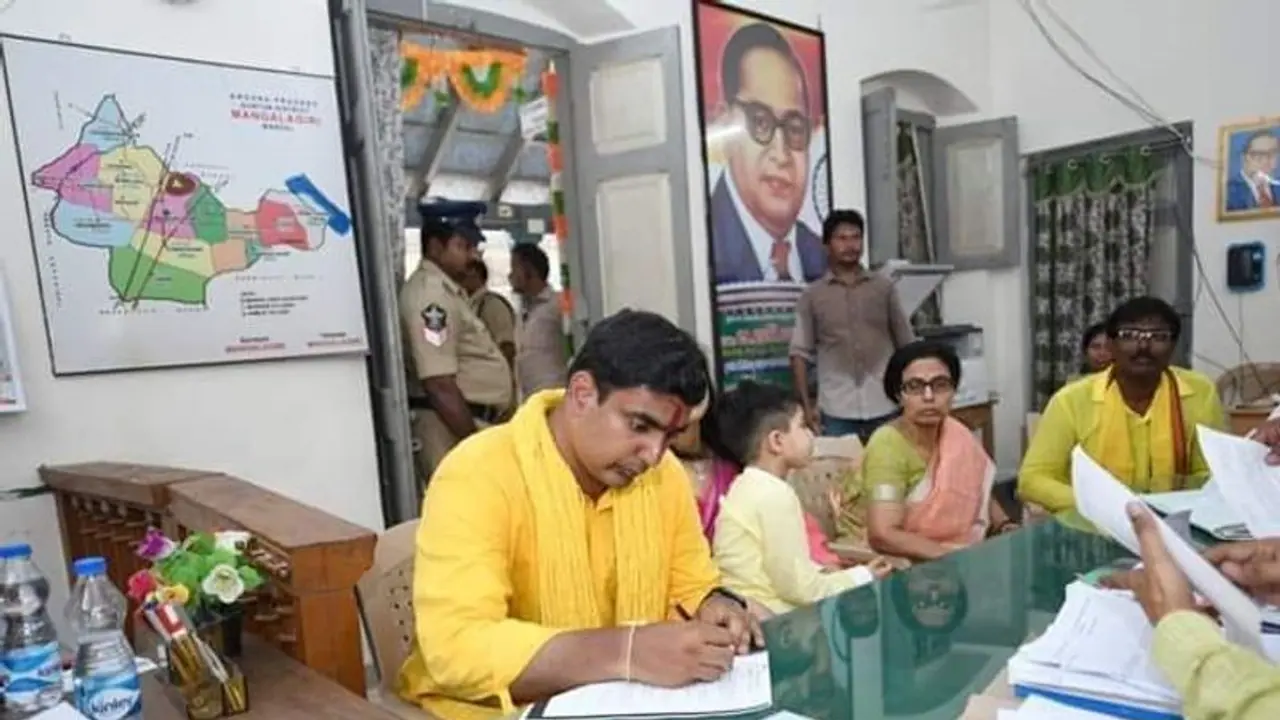 టీడీపీ గెలుచుకోలేని సీటు కావాలన్నా, బాబు ఇచ్చేశాడు: లోకేష్ టీడీపీ గెలుచుకోలేని సీటు కావాలన్నా, బాబు ఇచ్చేశాడు: లోకేష్