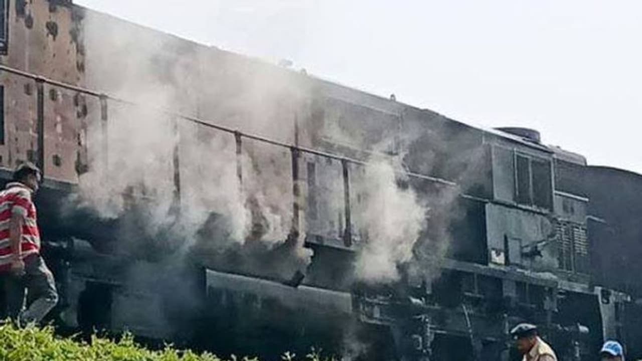 തീപിടിച്ചതറിഞ്ഞ് ഓടികൊണ്ടിരുന്ന ട്രെയിനിൽ നിന്നും പുറത്തേക്ക് ചാടി ; രണ്ട് യാത്രക്കാർക്ക് ദാരുണാന്ത്യം തീപിടിച്ചതറിഞ്ഞ് ഓടികൊണ്ടിരുന്ന ട്രെയിനിൽ നിന്നും പുറത്തേക്ക് ചാടി ; രണ്ട് യാത്രക്കാർക്ക് ദാരുണാന്ത്യം