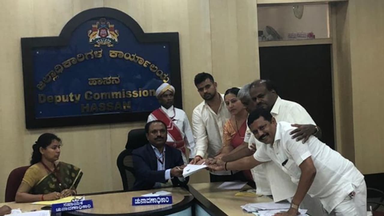 ‘ವಾಸ್ತುಪ್ರಕಾರ’ ಪ್ರಜ್ವಲ್ ರೇವಣ್ಣ ನಾಮಪತ್ರ! ‘ವಾಸ್ತುಪ್ರಕಾರ’ ಪ್ರಜ್ವಲ್ ರೇವಣ್ಣ ನಾಮಪತ್ರ!