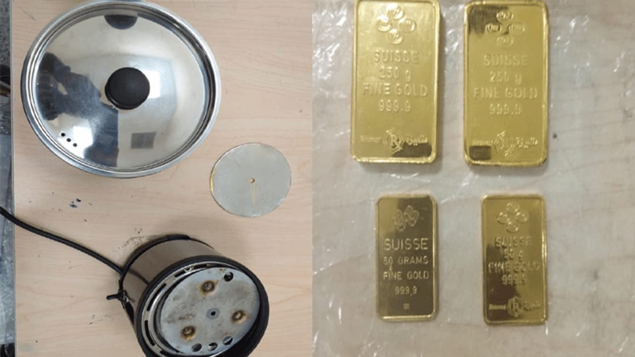 కుక్కర్ లో బంగారం స్మగ్లింగ్.. పట్టుకున్న అధికారులు కుక్కర్ లో బంగారం స్మగ్లింగ్.. పట్టుకున్న అధికారులు