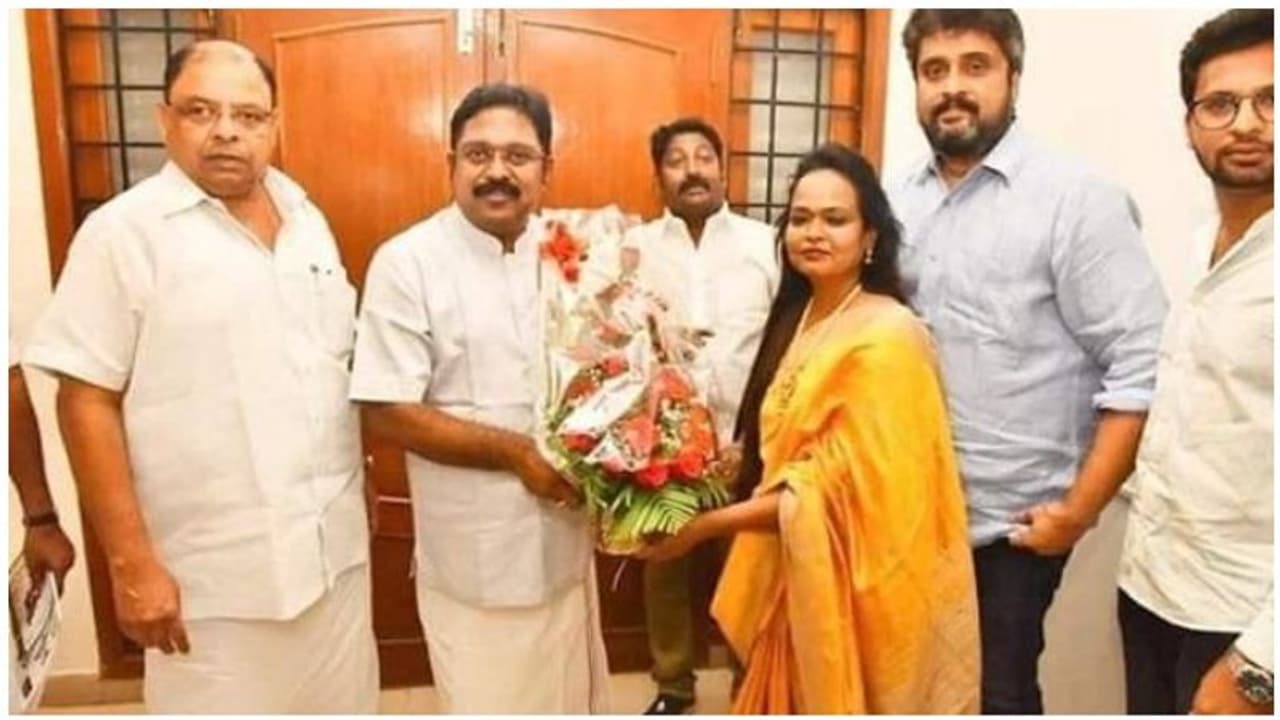 ’டி.டி.வி. தினகரன் என்னை வாங்க மாஸ்டர்ன்னு கூப்பிட்டதும் புல்லரிச்சிப்போச்சு’...அ.ம.ம.க.வில் ஐக்கியமான ‘கிழி கிழி கிழி’கலா... ’டி.டி.வி. தினகரன் என்னை வாங்க மாஸ்டர்ன்னு கூப்பிட்டதும் புல்லரிச்சிப்போச்சு’...அ.ம.ம.க.வில் ஐக்கியமான ‘கிழி கிழி கிழி’கலா...