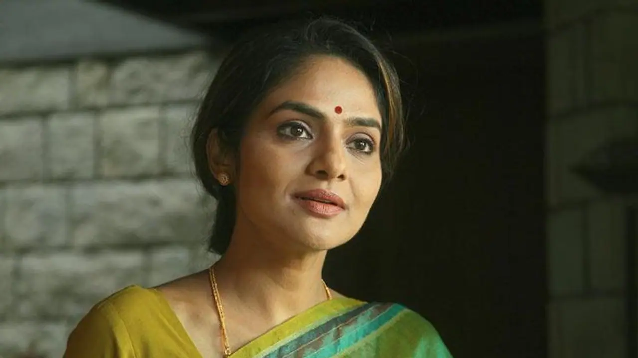 அழகில் அப்படியே அம்மாவை உறித்து வைத்து... பால் போல் ஜொலிக்கும் பிரபல நடிகை மதுபாலாவுடன் மகள்களின் அசத்தல் புகைப்படம்...!