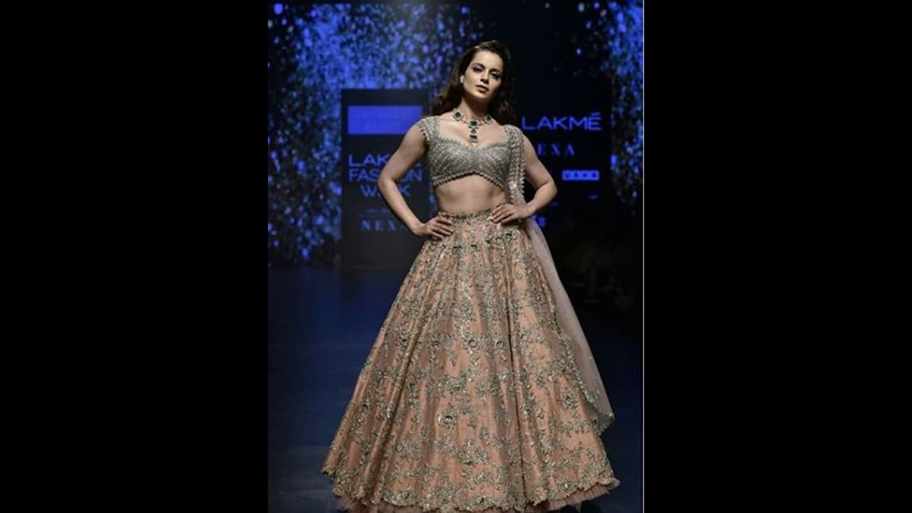 ನಿಲುವಂಗಿ ಮಾತ್ರ ಒಳಉಡುಪು ಧರಿಸಬೇಡಿ ಎಂದಿದ್ದರಂತೆ! ನಿಲುವಂಗಿ ಮಾತ್ರ ಒಳಉಡುಪು ಧರಿಸಬೇಡಿ ಎಂದಿದ್ದರಂತೆ!