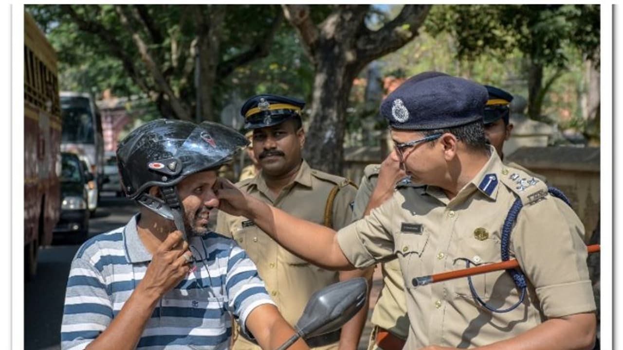 വാഹന അപകടങ്ങള് കുറയ്ക്കാന് 'സീറോ അവര്'; സിറ്റി പൊലീസിന്റെ പദ്ധതി ആരംഭിച്ചു വാഹന അപകടങ്ങള് കുറയ്ക്കാന് 'സീറോ അവര്'; സിറ്റി പൊലീസിന്റെ പദ്ധതി ആരംഭിച്ചു