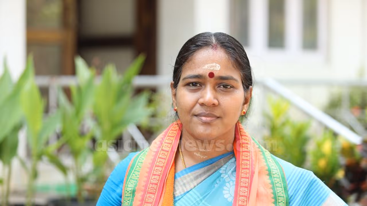 'ട്രൗസർ ഇട്ട് മൈതാനത്ത് കളിക്കുന്ന കുട്ടികളെ ഉപയോഗിച്ച് എനിക്കെതിരെ പ്രചരണം'; നേതൃത്വത്തിനെതിരെ ശോഭ സുരേന്ദ്രൻ 'ട്രൗസർ ഇട്ട് മൈതാനത്ത് കളിക്കുന്ന കുട്ടികളെ ഉപയോഗിച്ച് എനിക്കെതിരെ പ്രചരണം'; നേതൃത്വത്തിനെതിരെ ശോഭ സുരേന്ദ്രൻ