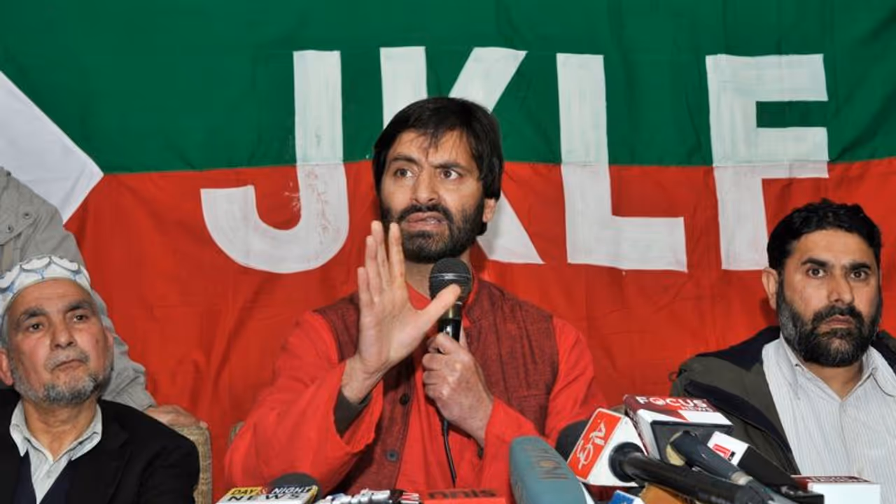 JKLF ban may disturb Kashmir, Intelligence Bureau warns; Mehbooba says Valley is now an open air prison
