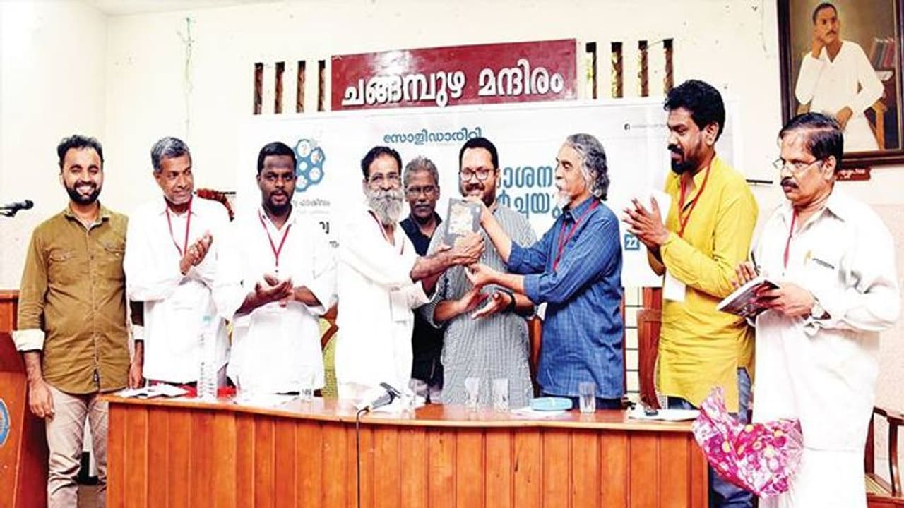 മതേതര സര്ക്കാര് സാധ്യമാകാന് ഇടതുപക്ഷത്തെ ശക്തിപ്പെടുത്തണമെന്ന് കെ ഇ എന് മതേതര സര്ക്കാര് സാധ്യമാകാന് ഇടതുപക്ഷത്തെ ശക്തിപ്പെടുത്തണമെന്ന് കെ ഇ എന്