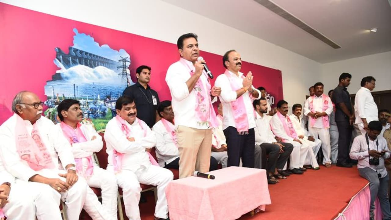 ఎక్కడ కోల్పోయామో అక్కడే వెతుక్కుంటున్నాం: చేవెళ్ల ప్రచారంలో కేటీఆర్ ఎక్కడ కోల్పోయామో అక్కడే వెతుక్కుంటున్నాం: చేవెళ్ల ప్రచారంలో కేటీఆర్