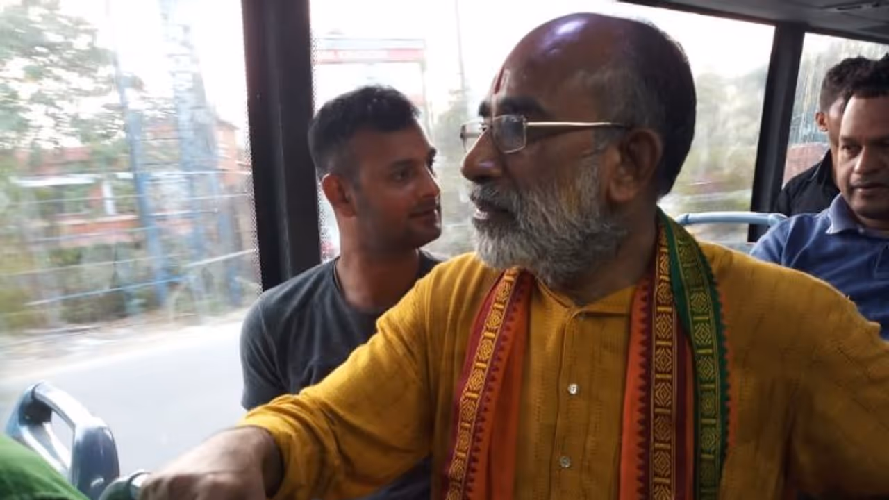 എറണാകുളത്തെ വോട്ട് തേടി ബസ് കയറി: ഒടുവില് കണ്ണന്താനം എത്തിയത് ചാലക്കുടിയില് എറണാകുളത്തെ വോട്ട് തേടി ബസ് കയറി: ഒടുവില് കണ്ണന്താനം എത്തിയത് ചാലക്കുടിയില്