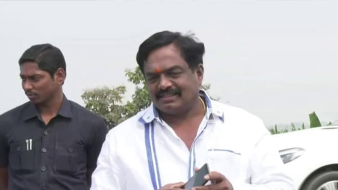 కారణమిదీ: చెప్పుతో కొట్టుకొన్న మాజీ మంత్రి కొత్తపల్లి సుబ్బారాయుడు కారణమిదీ: చెప్పుతో కొట్టుకొన్న మాజీ మంత్రి కొత్తపల్లి సుబ్బారాయుడు