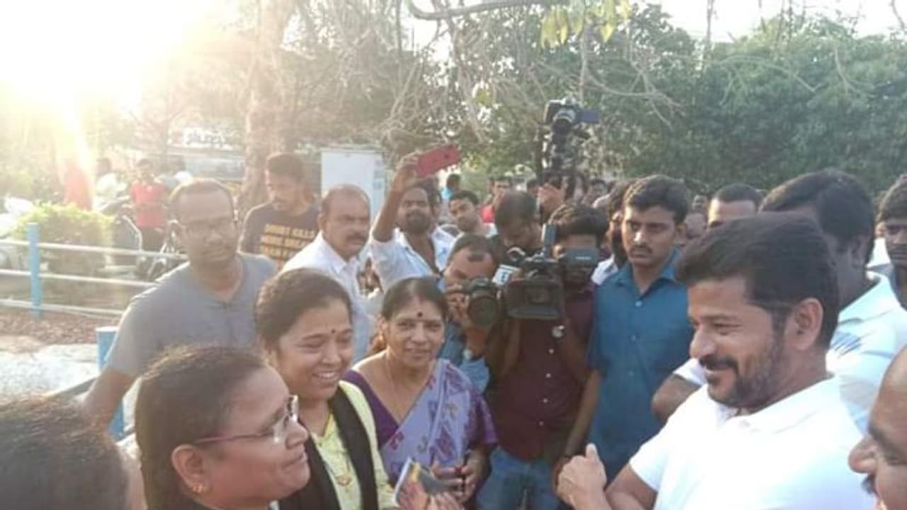 మల్కాజ్గిరిలో రేవంత్ వినూత్న ప్రచారం... మల్కాజ్గిరిలో రేవంత్ వినూత్న ప్రచారం...