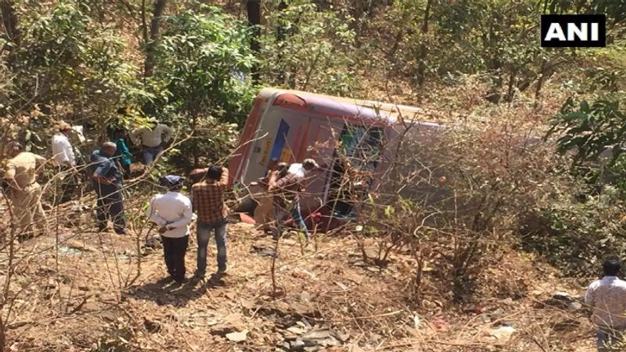 త్రయంబకేశ్వర్ వద్ద లోయలో పడ్డ బస్సు.... 4 మృతి, 45 మందికి గాయాలు త్రయంబకేశ్వర్ వద్ద లోయలో పడ్డ బస్సు.... 4 మృతి, 45 మందికి గాయాలు