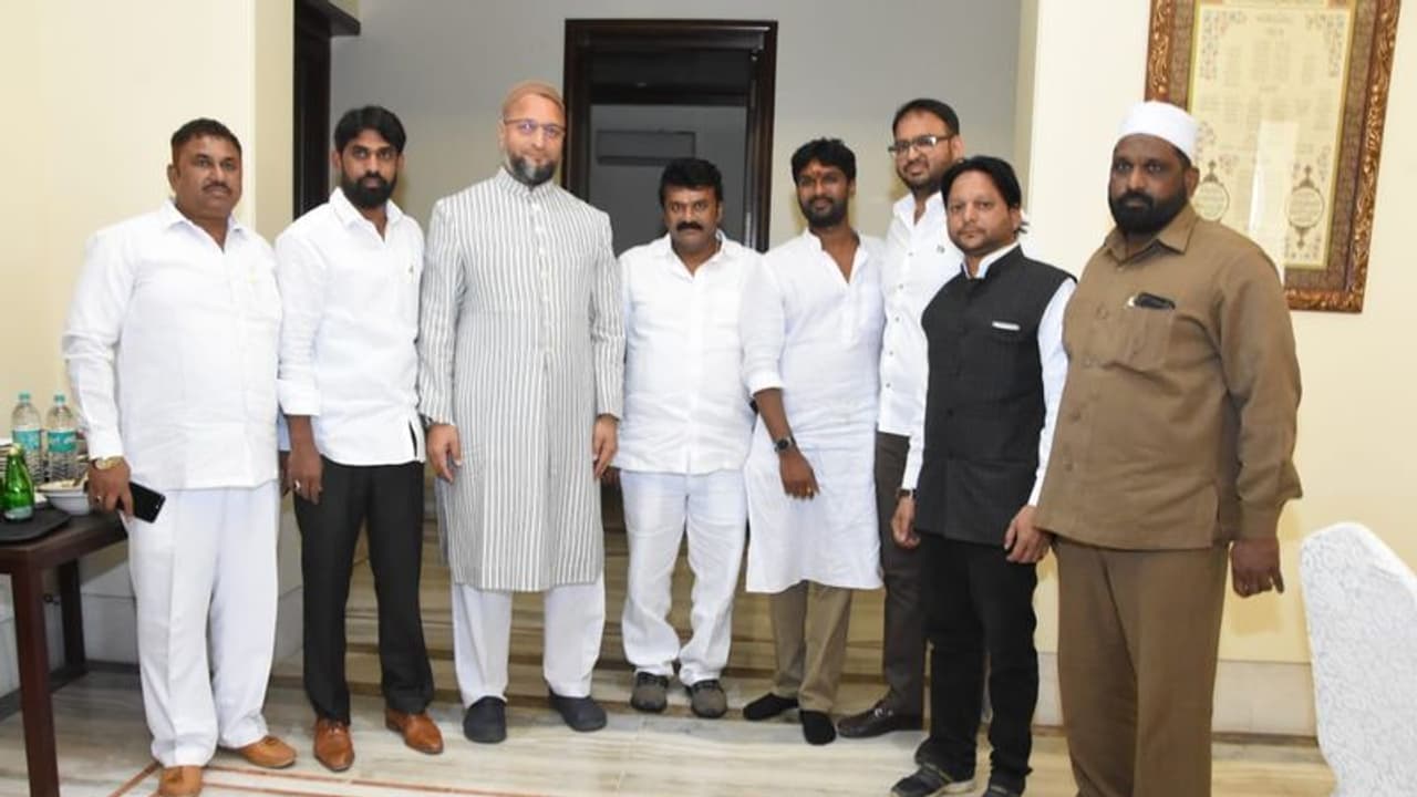 అసదుద్దిన్ తో మంత్రి తలసాని భేటీ...కొడుకుకు మద్దతుకోసమేనా? అసదుద్దిన్ తో మంత్రి తలసాని భేటీ...కొడుకుకు మద్దతుకోసమేనా?