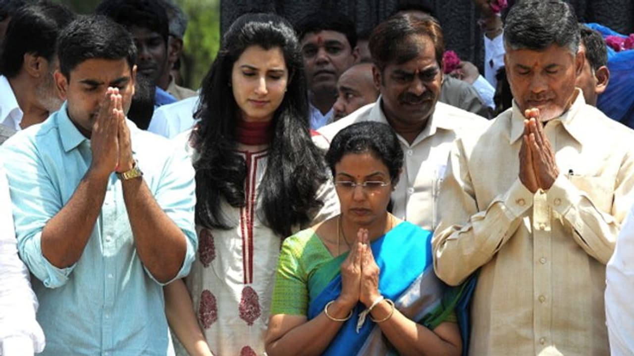 ಪತ್ನಿ ಕಾಲಂನಲ್ಲಿ ತಂದೆ ಹೆಸರು ಬರೆದು ಸಿಎಂ ನಾಯ್ಡು ಎಡವಟ್ಟು! ಪತ್ನಿ ಕಾಲಂನಲ್ಲಿ ತಂದೆ ಹೆಸರು ಬರೆದು ಸಿಎಂ ನಾಯ್ಡು ಎಡವಟ್ಟು!