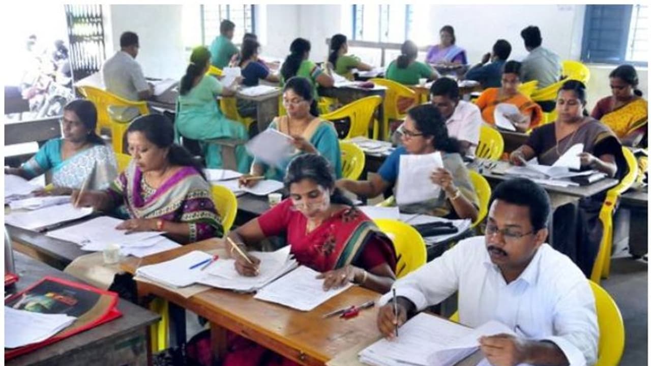 പുതുക്കിയ ഉത്തര സൂചിക വച്ച് കെമിസ്ട്രി മൂല്യ നിർണയം തുടങ്ങി; 28000പേപ്പറും പുന:പരിശോധിക്കും പുതുക്കിയ ഉത്തര സൂചിക വച്ച് കെമിസ്ട്രി മൂല്യ നിർണയം തുടങ്ങി; 28000പേപ്പറും പുന:പരിശോധിക്കും