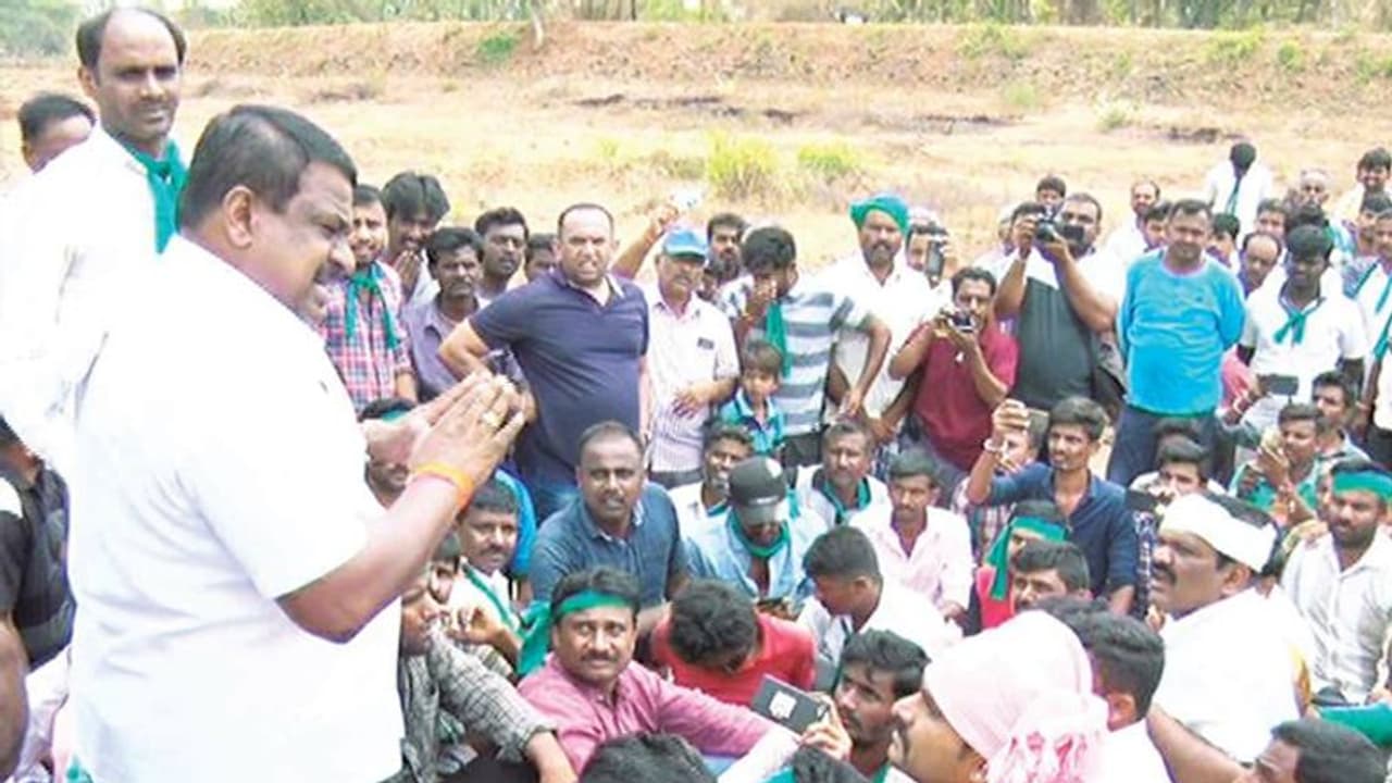 ಶಾಸಕ ಬಾಲಕೃಷ್ಣರನ್ನು 2 ಕಿ.ಮೀ. ನಡೆಸಿದ ಗ್ರಾಮಸ್ಥರು! ಶಾಸಕ ಬಾಲಕೃಷ್ಣರನ್ನು 2 ಕಿ.ಮೀ. ನಡೆಸಿದ ಗ್ರಾಮಸ್ಥರು!