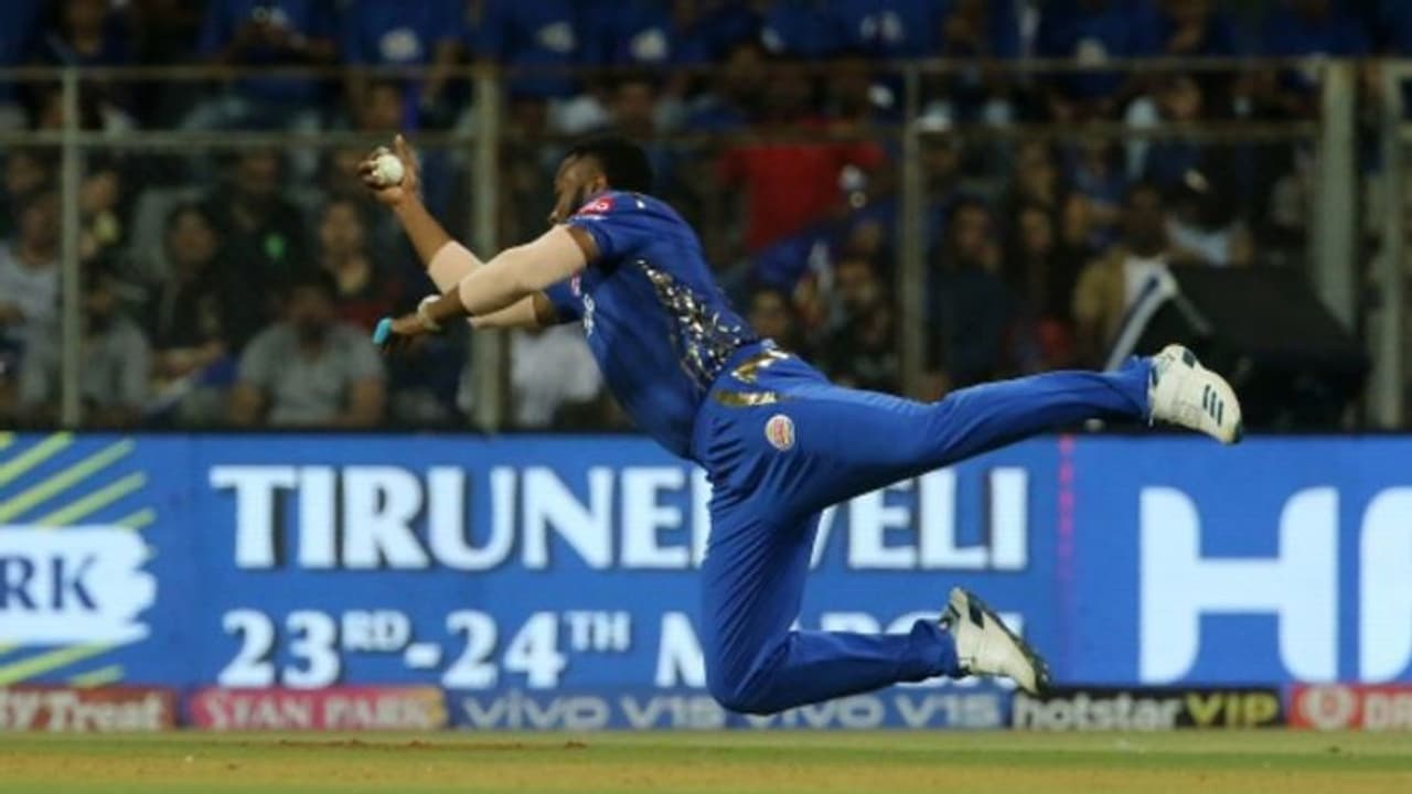 ఐపిఎల్ సీజన్ 12లో సూపర్ క్యాచ్... పొలార్డ్ మార్క్ ఫీల్డింగ్ ఐపిఎల్ సీజన్ 12లో సూపర్ క్యాచ్... పొలార్డ్ మార్క్ ఫీల్డింగ్