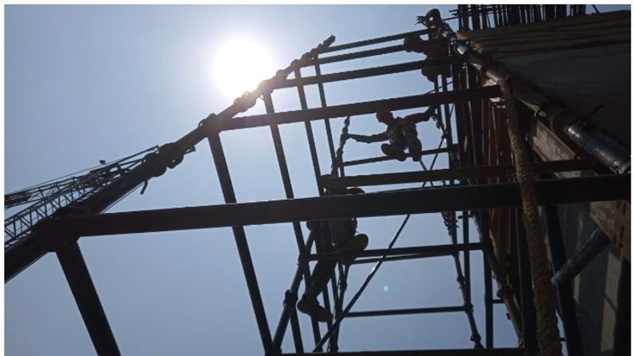 വിലക്കുകളുണ്ടെങ്കിലും കൊച്ചി മെട്രോയിൽ പണി നടക്കുന്നത് പൊരിവെയിലിൽ വിലക്കുകളുണ്ടെങ്കിലും കൊച്ചി മെട്രോയിൽ പണി നടക്കുന്നത് പൊരിവെയിലിൽ