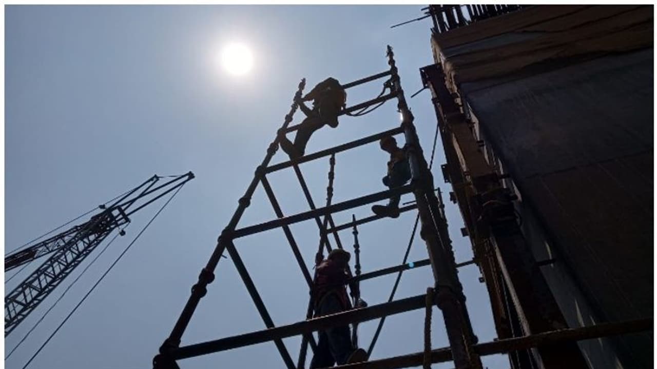 '17 ತಿಂಗಳಿಂದ ವೇತನ ಕೊಟ್ಟಿಲ್ಲ, ಜೀವನ ನಡೆಸೋದಾದ್ರೂ ಹೇಗೆ'